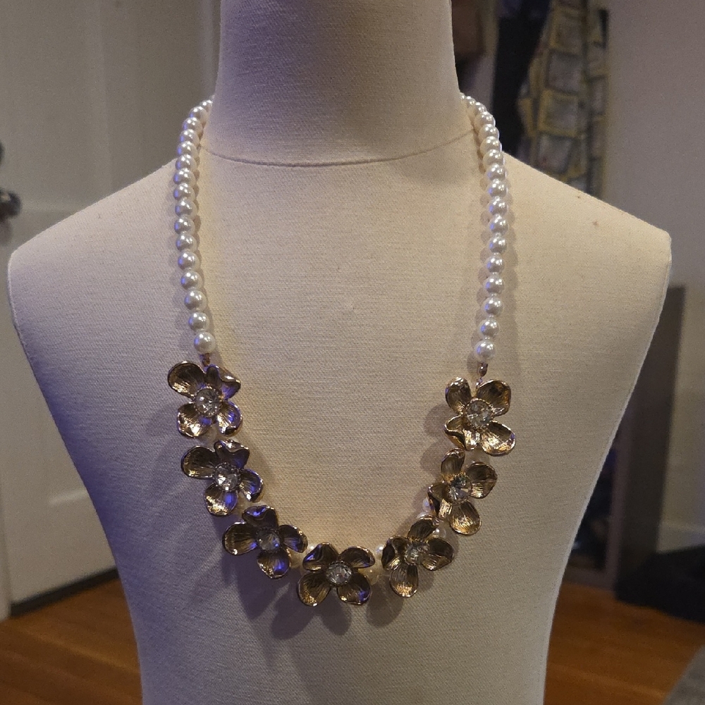 Elegant Gold Floral Pearl Necklace